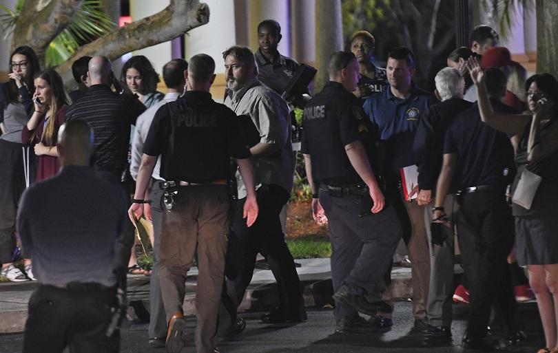 17 убити и 17 ранени при стрелба в училище във Флорида