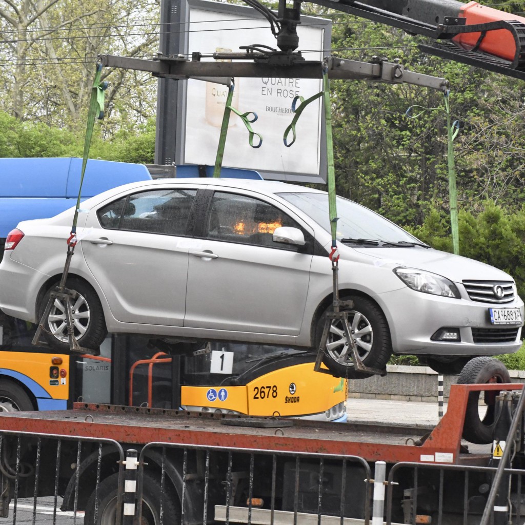 Автомобилът на Иванчева стоял отключен пред Столична община
