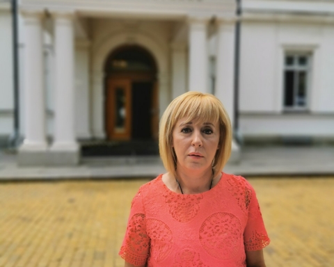 Манолова: Борисов незабавно да изтегли законопроекта за ЧСИ, приет от неговите депутати в сряда