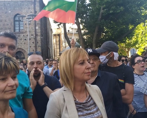 Манолова на протеста: Борисов, отиди си с мир. Не предизвикай безредици