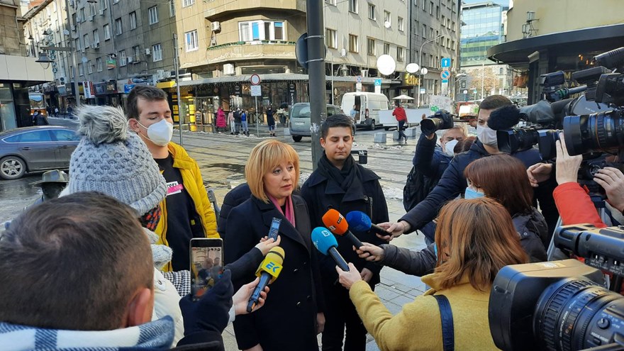Манолова: Борисов удължава "под масата" мандатите на шефовете на БНТ и БНР. Да си оттегли законопроекта!