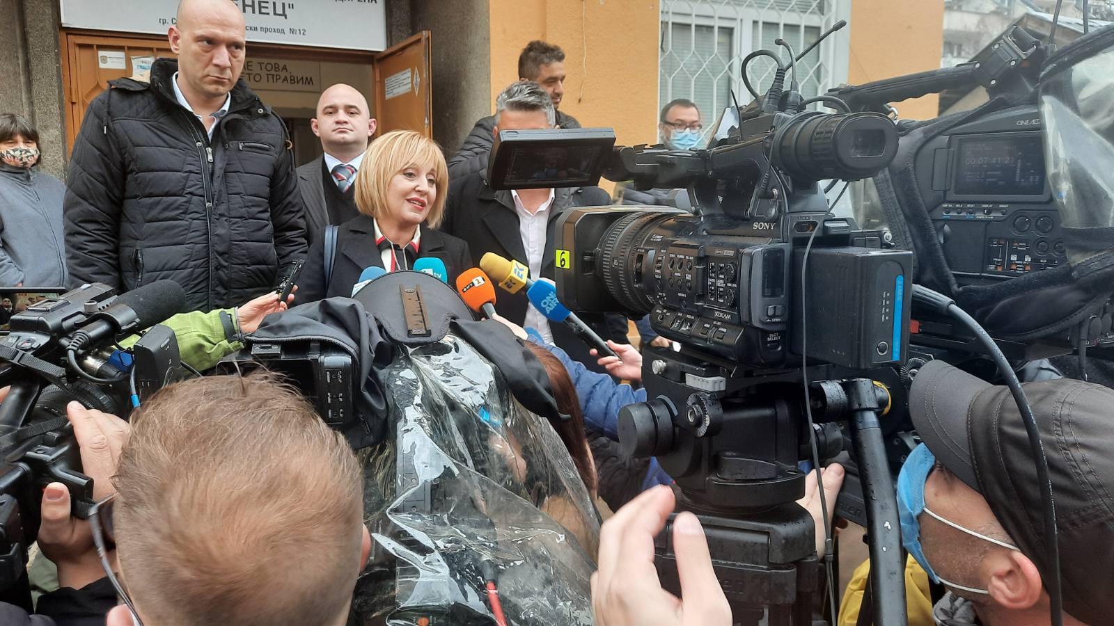 Мая Манолова: Гласувах за смяна на караула. Браво, българи!