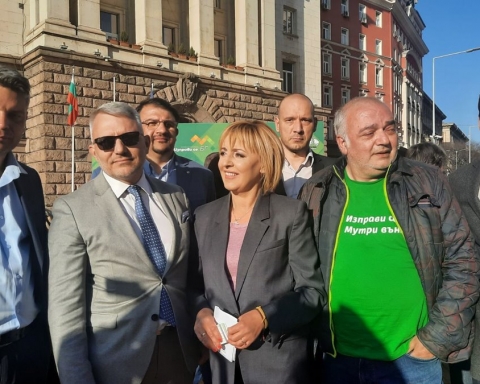 Мая Манолова ще гласува в Шесто помощно училище в София