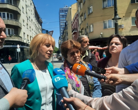 Манолова: „Изправи се! Мутри вън!“ остава в същия формат, подписахме споразумение