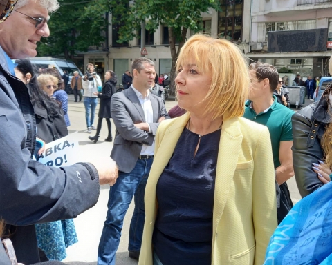 Манолова на протеста пред Съдебната палата: Опитът да се сплаши Бойко Рашков е опит да сплашат всички министри