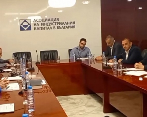 Манолова пред АИКБ: Стоим зад почтения български бизнес и го подкрепяме