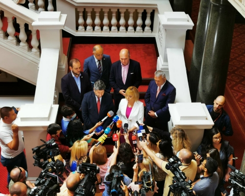 Манолова: Няма да позволим в следващото правителство да има дългата ръка и едрата сянка на ГЕРБ и на ДПС
