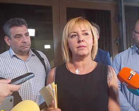 Манолова: Настояваме от 1 октомври да се увеличат пенсиите и детските надбавки