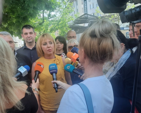 Мая Манолова: Парламентaрната група се казва „Изправи се БГ! Ние идваме!“