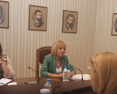 Мая Манолова: Няма да подкрепим правителство, в което се вижда дългата ръка на ГЕРБ и ДПС