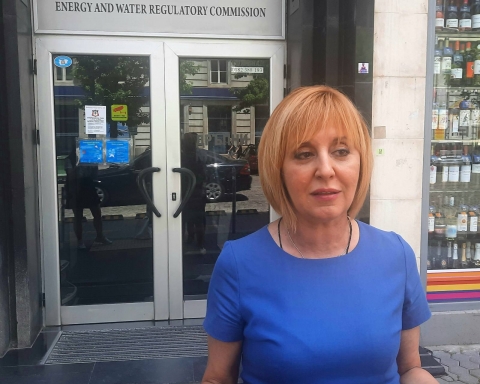 Манолова: КЕВР да подаде оставка заради увеличението на цените на тока и парното