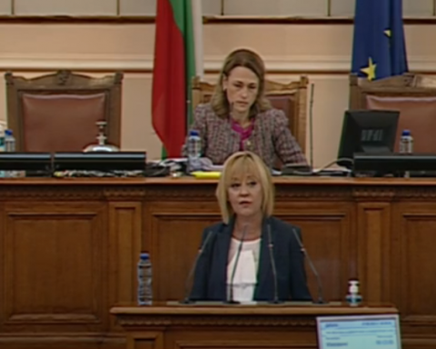 Манолова: Сега е моментът парламентът да застане до всеки български гражданин, пенсионер, фермер, малка фирма
