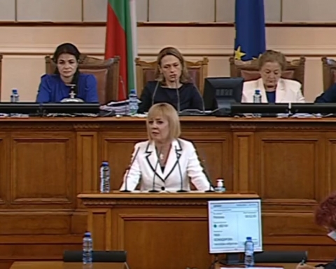 Манолова: Правителството да отдели достатъчно средства за компенсация на потърпевшите от пожарите Призоваваме правителството да отдели достатъчно средства за компенсиране на потърпевшите от пожарите домакинства и населени места. Бяхме свидетели как няколко мандата се раздаваха пари от прозореца на джипката и с решения и постановления на Министерския съвет се харчеха милиарди левове, предоставени на удобни фирми, общини и сектори, в зависимост от приятелствата на предишния премиер. Това заяви председателят на парламентарната група „Изправи се БГ! Ние идваме!“ Мая Манолова във въпрос към служебния социален министър Гълъб Донев по време на блиц контрола днес. Подкрепата, която е регламентирана и която се очаква да предоставят Агенцията по социалното подпомагане и Комисията по бедствия и аварии, е крайно недостатъчна. Особено тежка е ситуацията в Благоевградско, Кюстендилско, Пернишко, Пловдивско. Изпепелени са къщи, стопански постройки, имущество, обществени сгради в десетки населени места. Най-непрежалима е загубата на семействата на двамата горски служители от Петрич и Кресна, които загинаха при потушаването на пожарите, допълни тя. От „Изправи се БГ! Ние идваме!“ ще се обърнем към колегите от другите парламентарни групи да започнем национална кампания, в която да бъдат събрани средства и друга подкрепа за потърпевшите от горските пожари семейства и населени места, каза още тя.