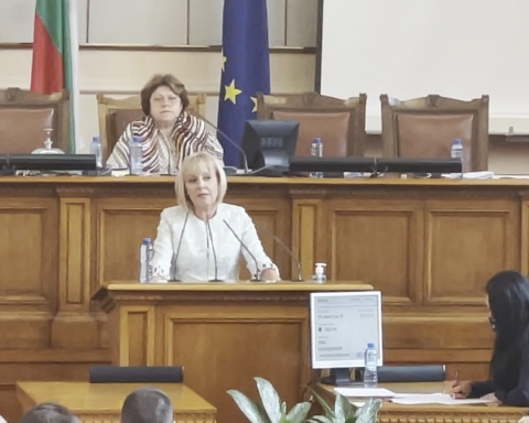 Манолова към ИТН: Ние, които се изправихме срещу модела на „орлетата“ в София, няма да премълчим гнездото на Сокола, което се свива в този парламент