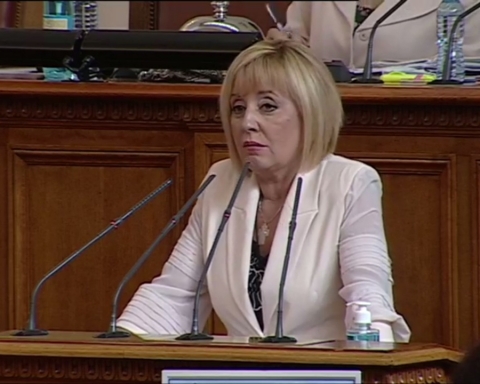 Манолова: Потресаващо е полицай да снима с личния си телефон момиче с разкъсани дрехи и с белезници