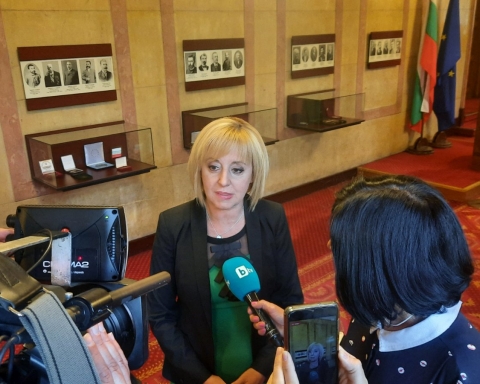 Манолова: Прие се съществено вдигане на минималната пенсия и по 650 лв. за втората година от майчинството