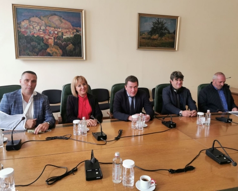 Манолова и кметовете на селата около Перник се срещнаха с регионалния министър за пътя София - Перник през Владая