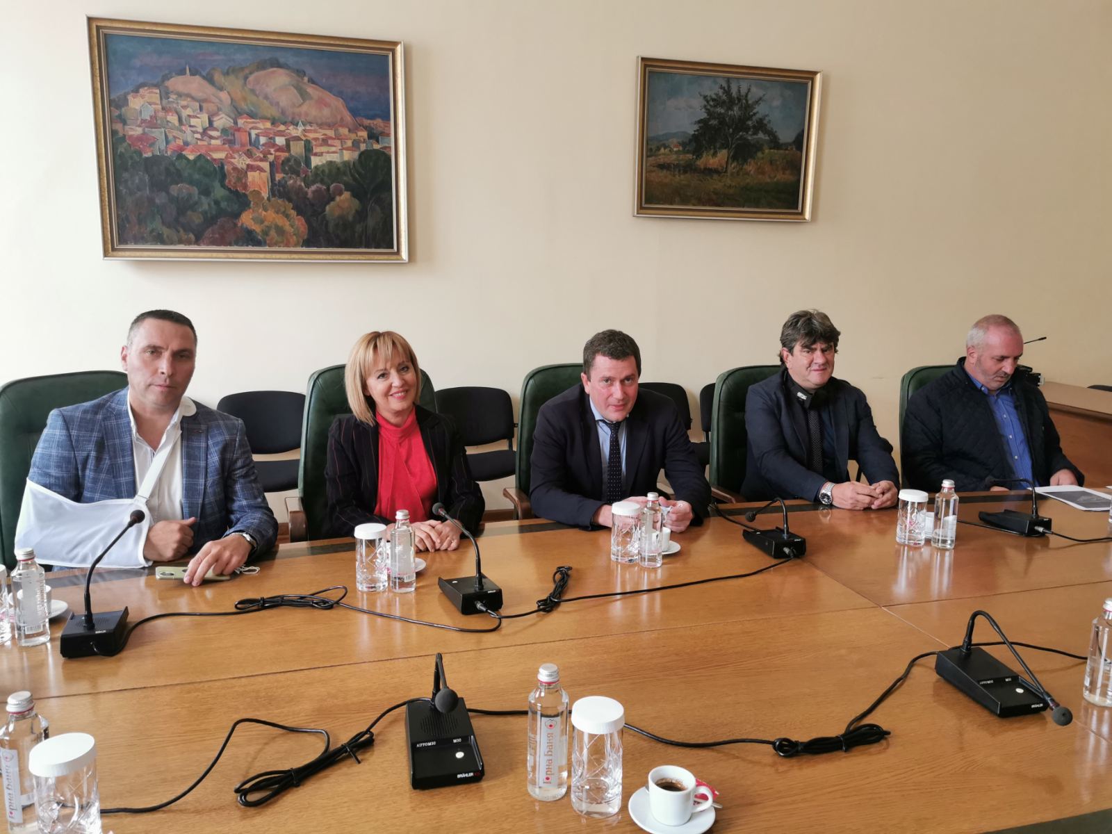 Манолова и кметовете на селата около Перник се срещнаха с регионалния министър за пътя София - Перник през Владая