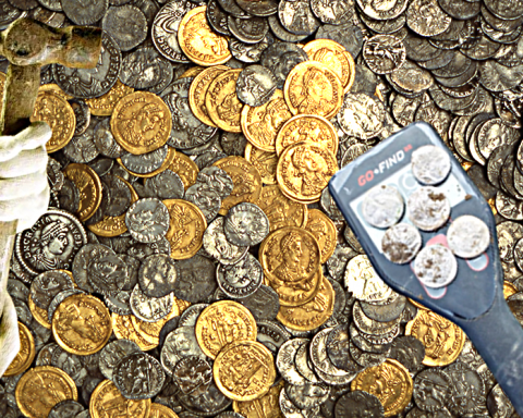 Монетите говорят: Монети на стойност 3,8 милиона долара открити с металотърсач!