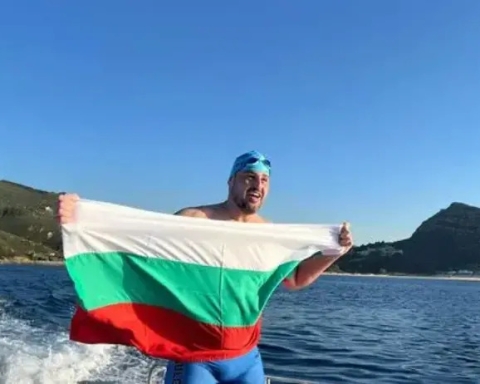 Гордост! Петър Стойчев стана първият българин преплувал протока Гибралтар с текстилен бански