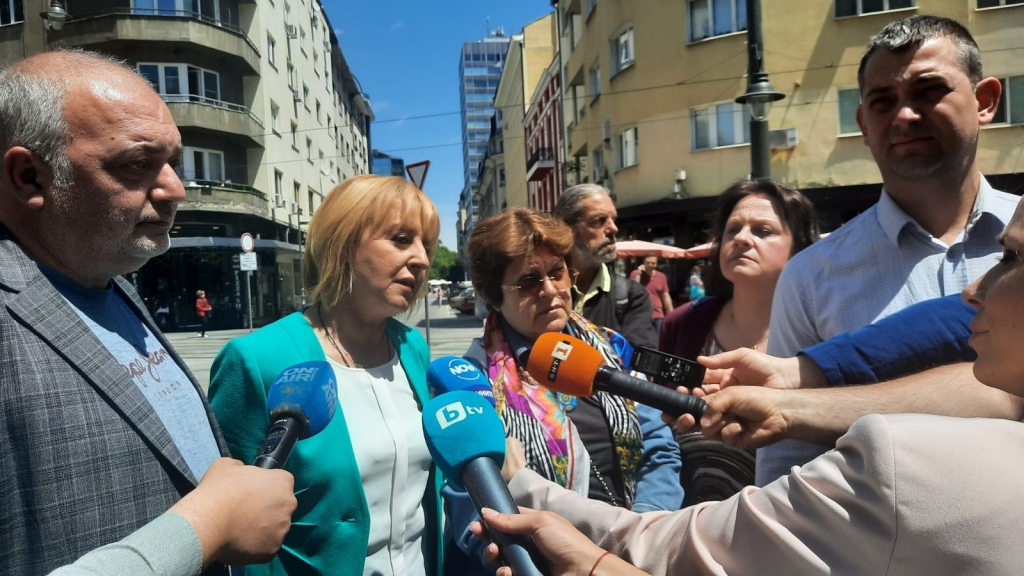 Манолова: „Изправи се! Мутри вън!“ остава в същия формат, подписахме споразумение