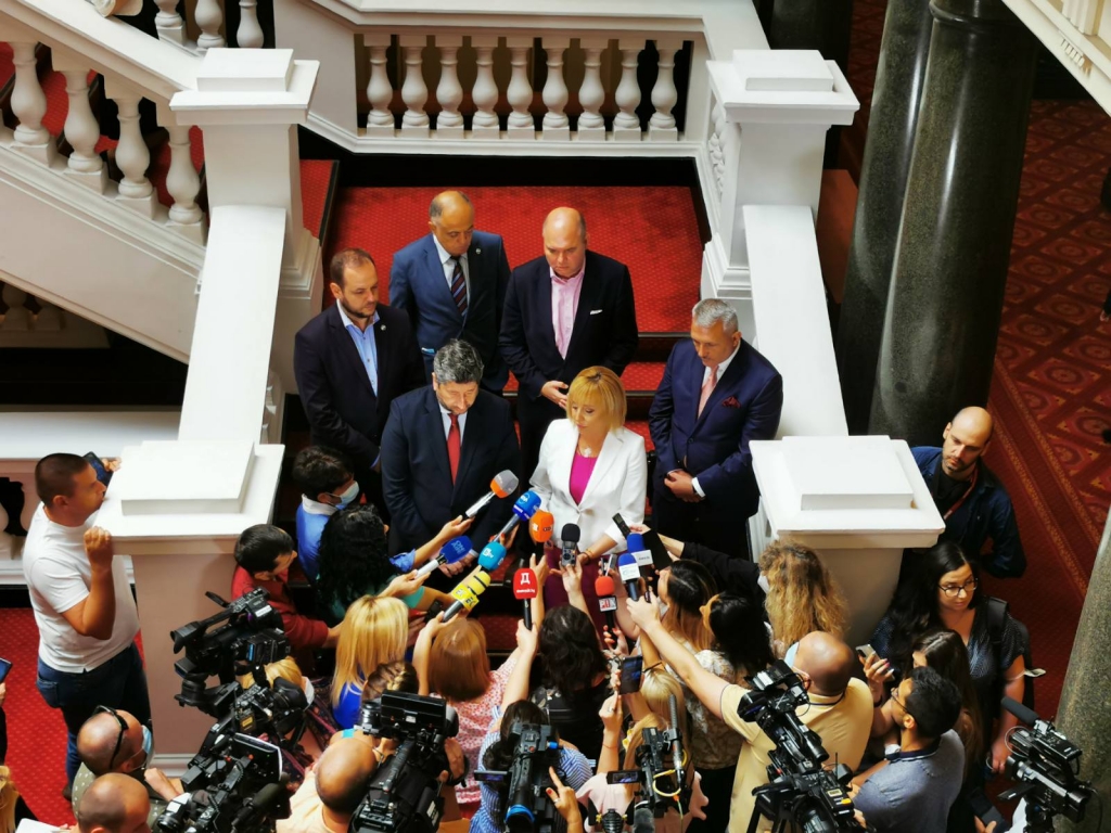 Манолова: Няма да позволим в следващото правителство да има дългата ръка и едрата сянка на ГЕРБ и на ДПС