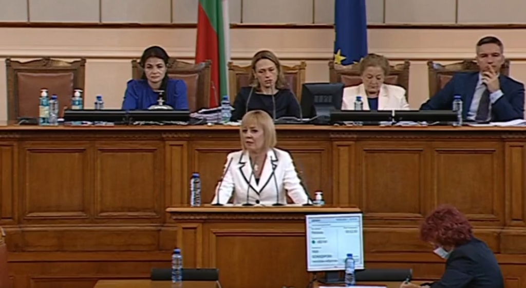 Манолова: Правителството да отдели достатъчно средства за компенсация на потърпевшите от пожарите Призоваваме правителството да отдели достатъчно средства за компенсиране на потърпевшите от пожарите домакинства и населени места. Бяхме свидетели как няколко мандата се раздаваха пари от прозореца на джипката и с решения и постановления на Министерския съвет се харчеха милиарди левове, предоставени на удобни фирми, общини и сектори, в зависимост от приятелствата на предишния премиер. Това заяви председателят на парламентарната група „Изправи се БГ! Ние идваме!“ Мая Манолова във въпрос към служебния социален министър Гълъб Донев по време на блиц контрола днес. Подкрепата, която е регламентирана и която се очаква да предоставят Агенцията по социалното подпомагане и Комисията по бедствия и аварии, е крайно недостатъчна. Особено тежка е ситуацията в Благоевградско, Кюстендилско, Пернишко, Пловдивско. Изпепелени са къщи, стопански постройки, имущество, обществени сгради в десетки населени места. Най-непрежалима е загубата на семействата на двамата горски служители от Петрич и Кресна, които загинаха при потушаването на пожарите, допълни тя. От „Изправи се БГ! Ние идваме!“ ще се обърнем към колегите от другите парламентарни групи да започнем национална кампания, в която да бъдат събрани средства и друга подкрепа за потърпевшите от горските пожари семейства и населени места, каза още тя.