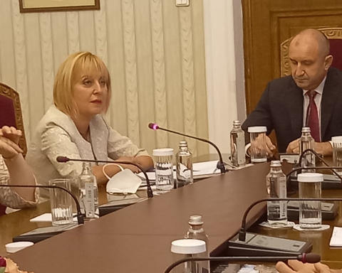 Мая Манолова: Ще положим всички усилия третият мандат да бъде реализиран