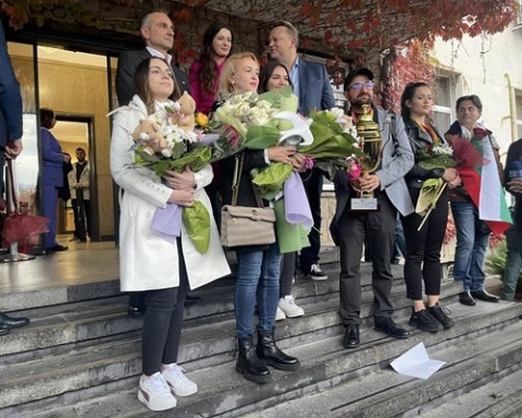 България посрещна шахматните кралици на Европа: Не можем да повярваме. Ние сме шампиони!